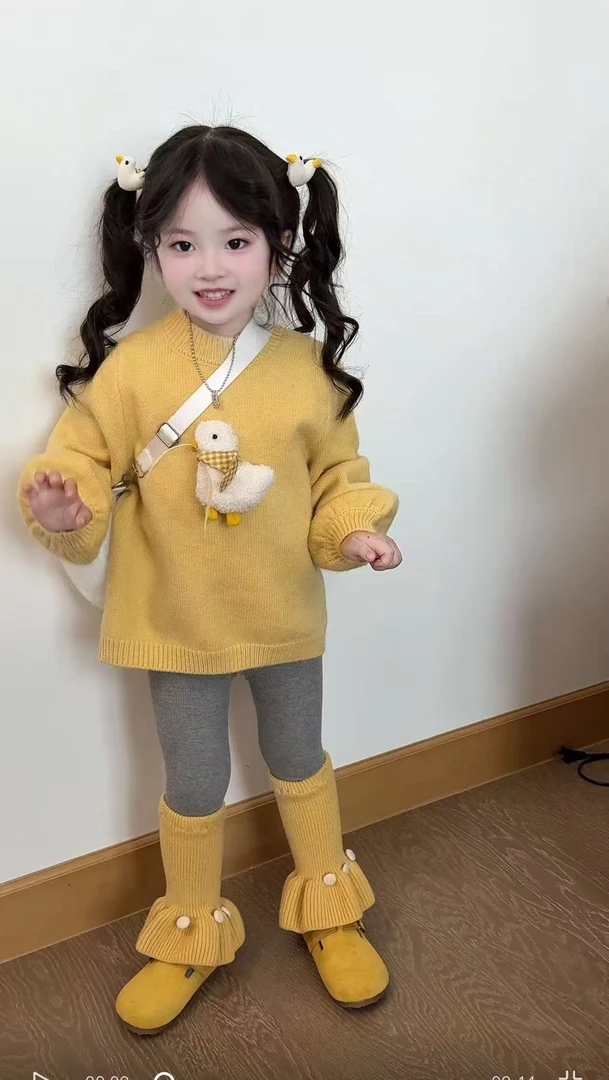 【奶芙童装】原创设计女童秋冬黄色小鸭毛衣灰拼黄针织裤卡通套装