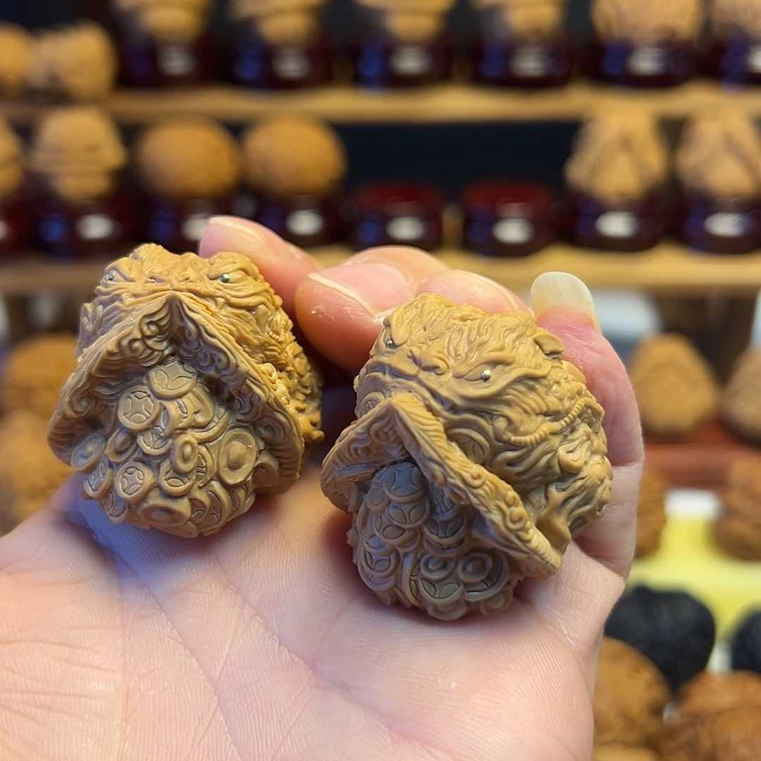 在****核桃龟背雕刻龙蝉精品
