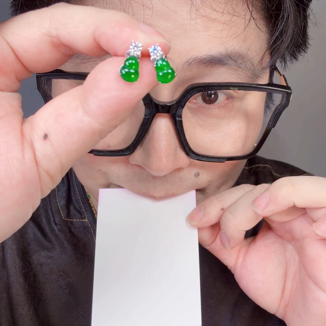 翡翠未镶嵌颈饰一对