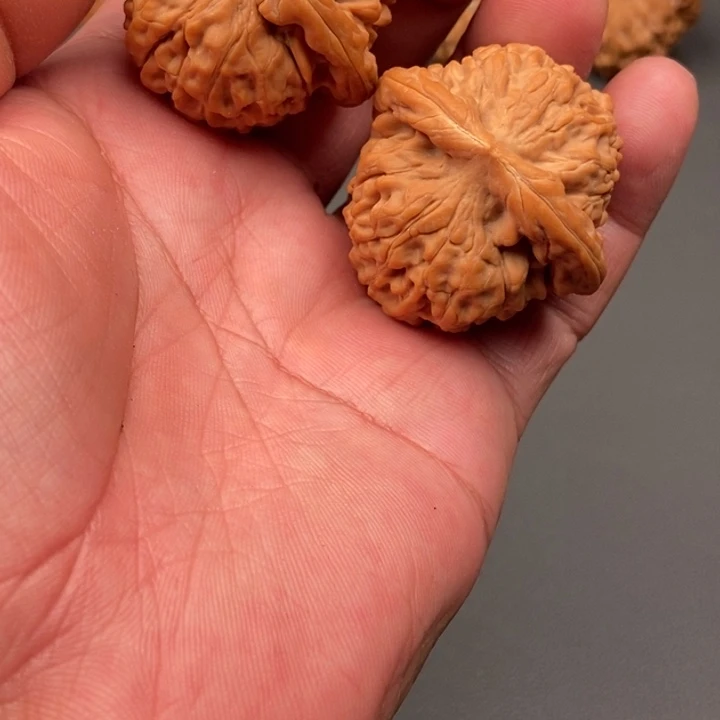贝***贝桃核吊坠莲花狮子头核桃