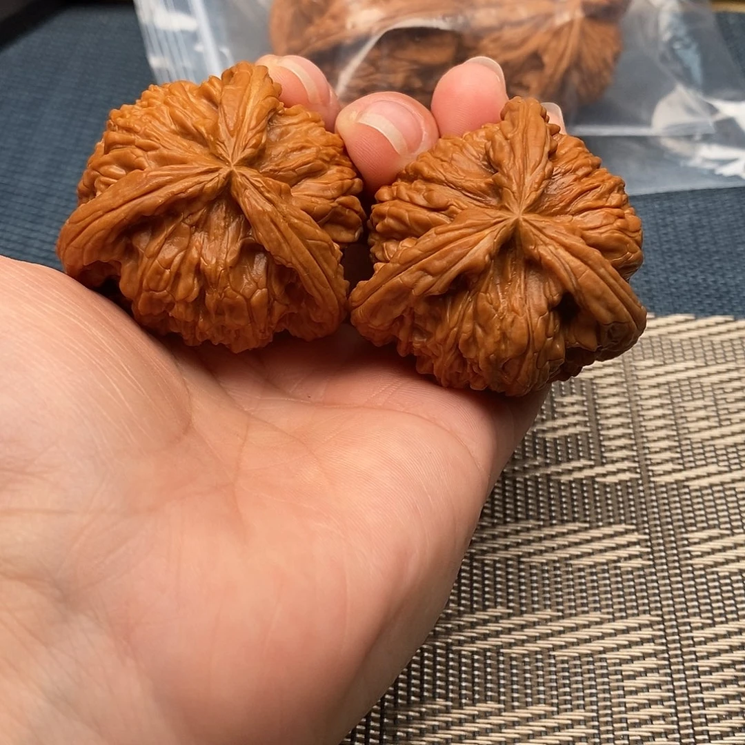 东***K文玩核桃吊坠三棱