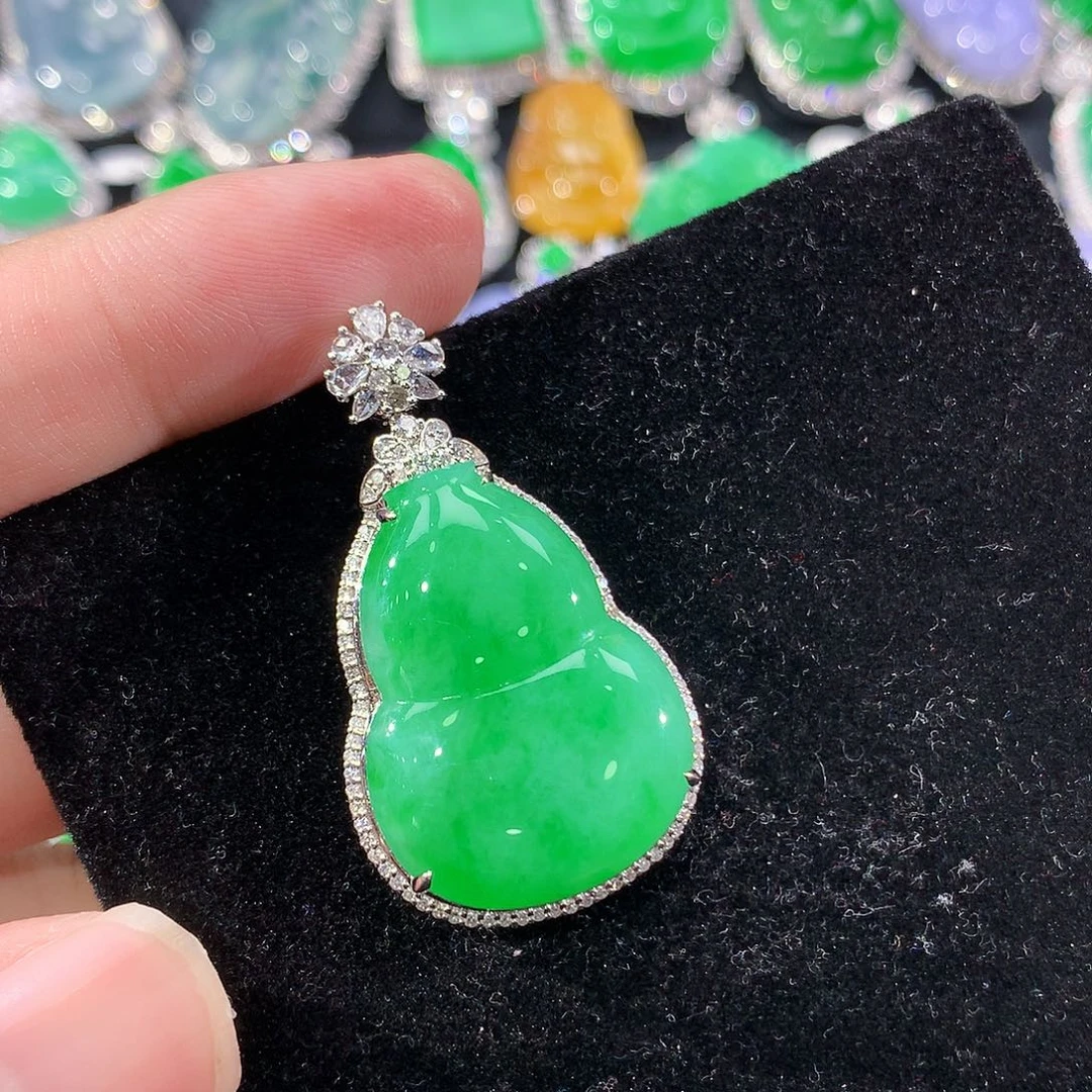 翡翠18K金镶嵌颈饰