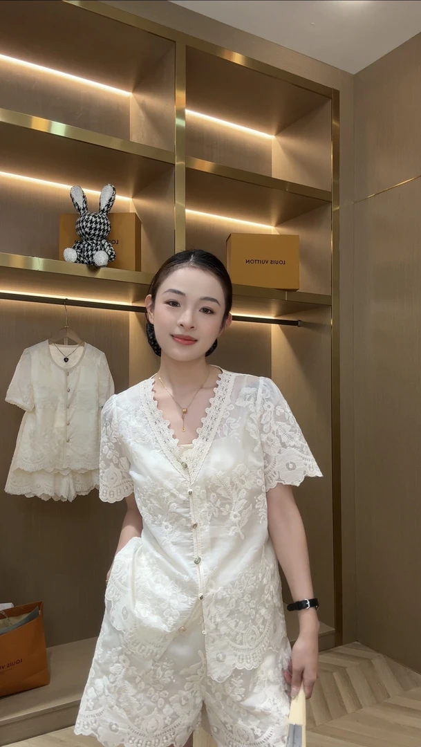 深圳南油小众2025夏季新款V领蕾丝花边重工刺绣短袖上衣女816#
