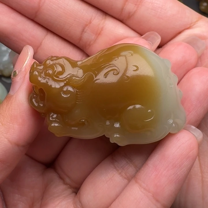 和田玉颈饰未镶嵌月**城