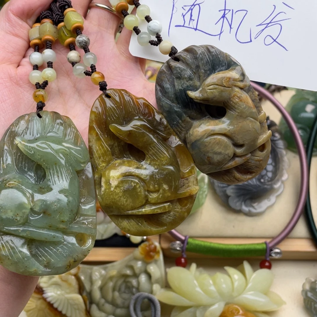 蛇纹石玉颈饰未镶嵌