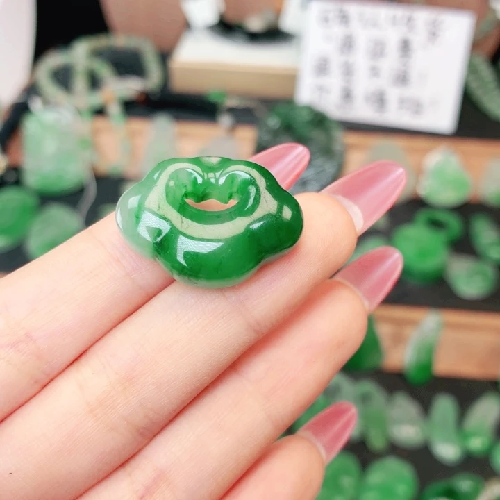 石英质玉（非洲翠）未镶嵌颈饰