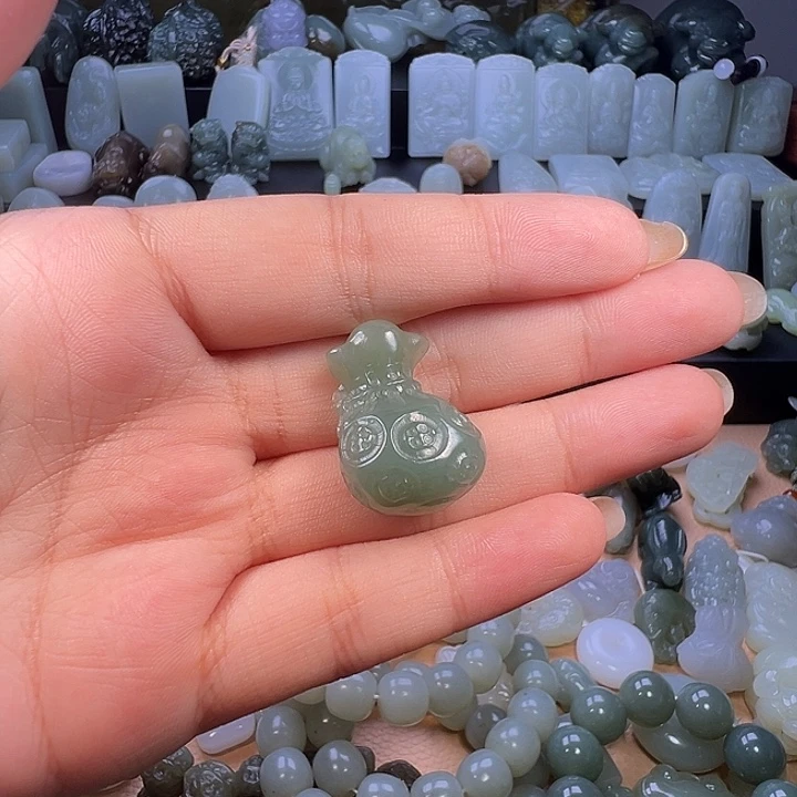 无***见颈饰未镶嵌和田玉