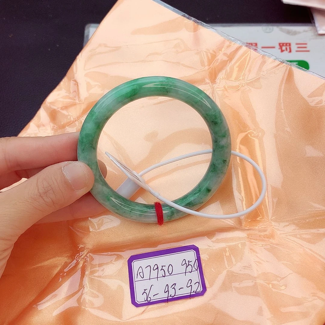 翡翠手镯未镶嵌翡翠