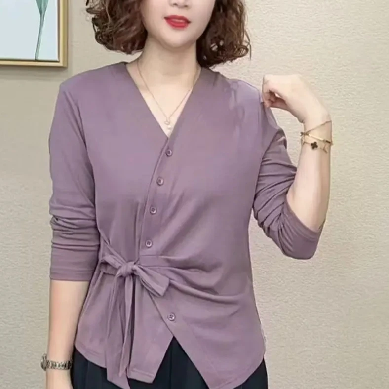 秋季新款时尚V领纯色长袖小衫洋气百搭减龄气质显瘦女士打底上衣