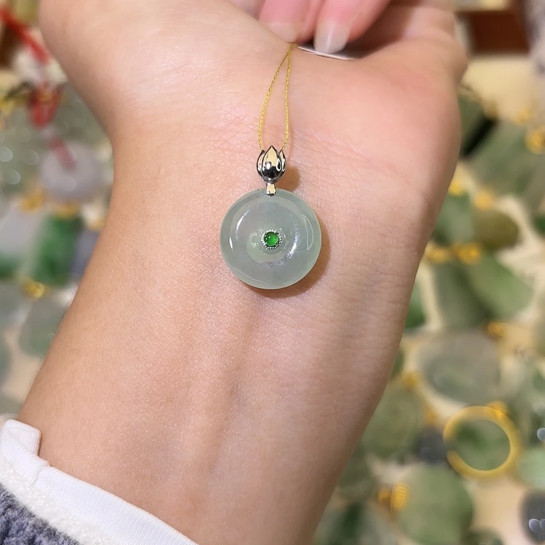 翡翠18K金镶嵌颈饰平安扣