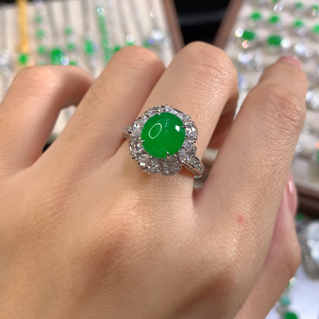 翡翠18K金镶嵌颈饰蛋面戒指