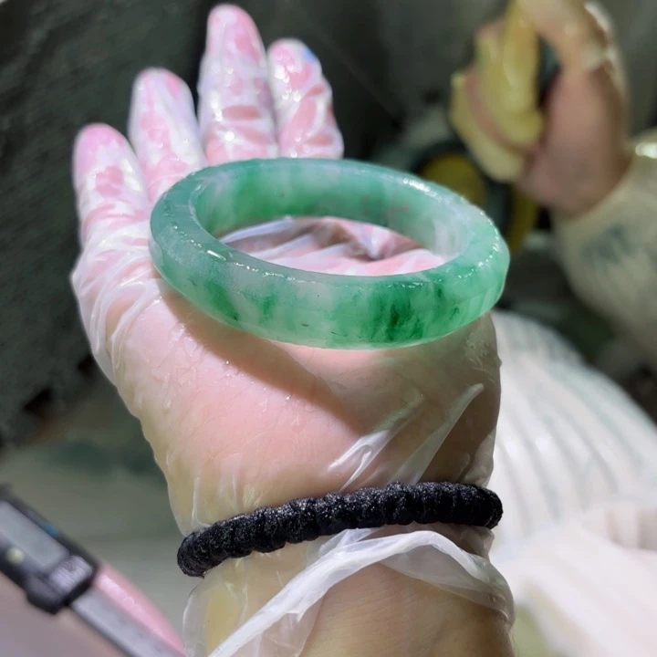 嚣***张石英质玉（非洲翠）未镶嵌手镯定制