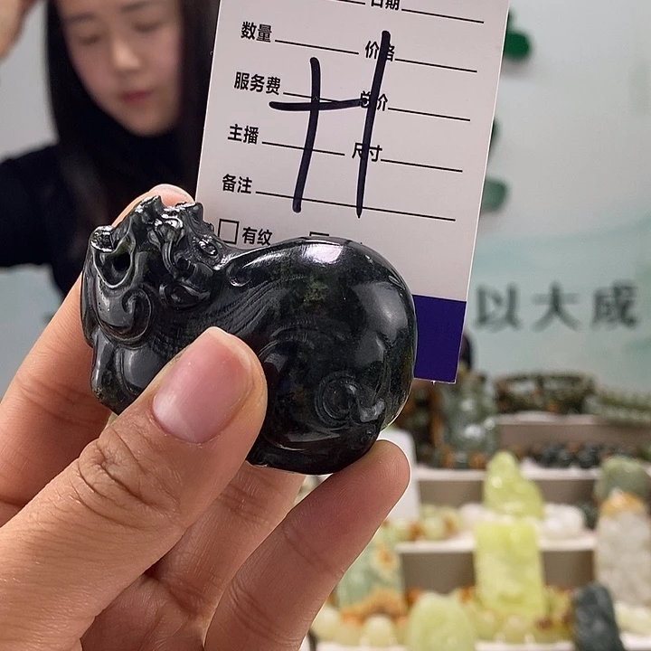 和田玉把件未镶嵌有瑕