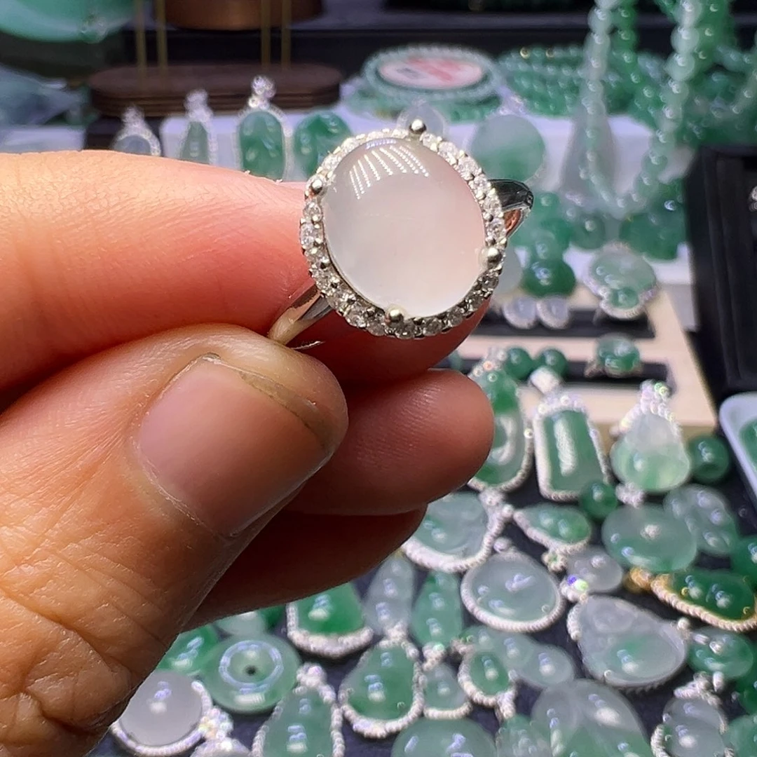 石英质玉（非洲翠）未镶嵌颈饰