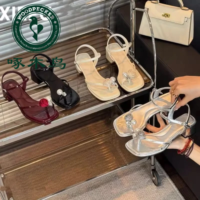 啄木鸟时尚珍珠花朵一字带套趾女2025夏新款通勤法式粗跟凉鞋气质