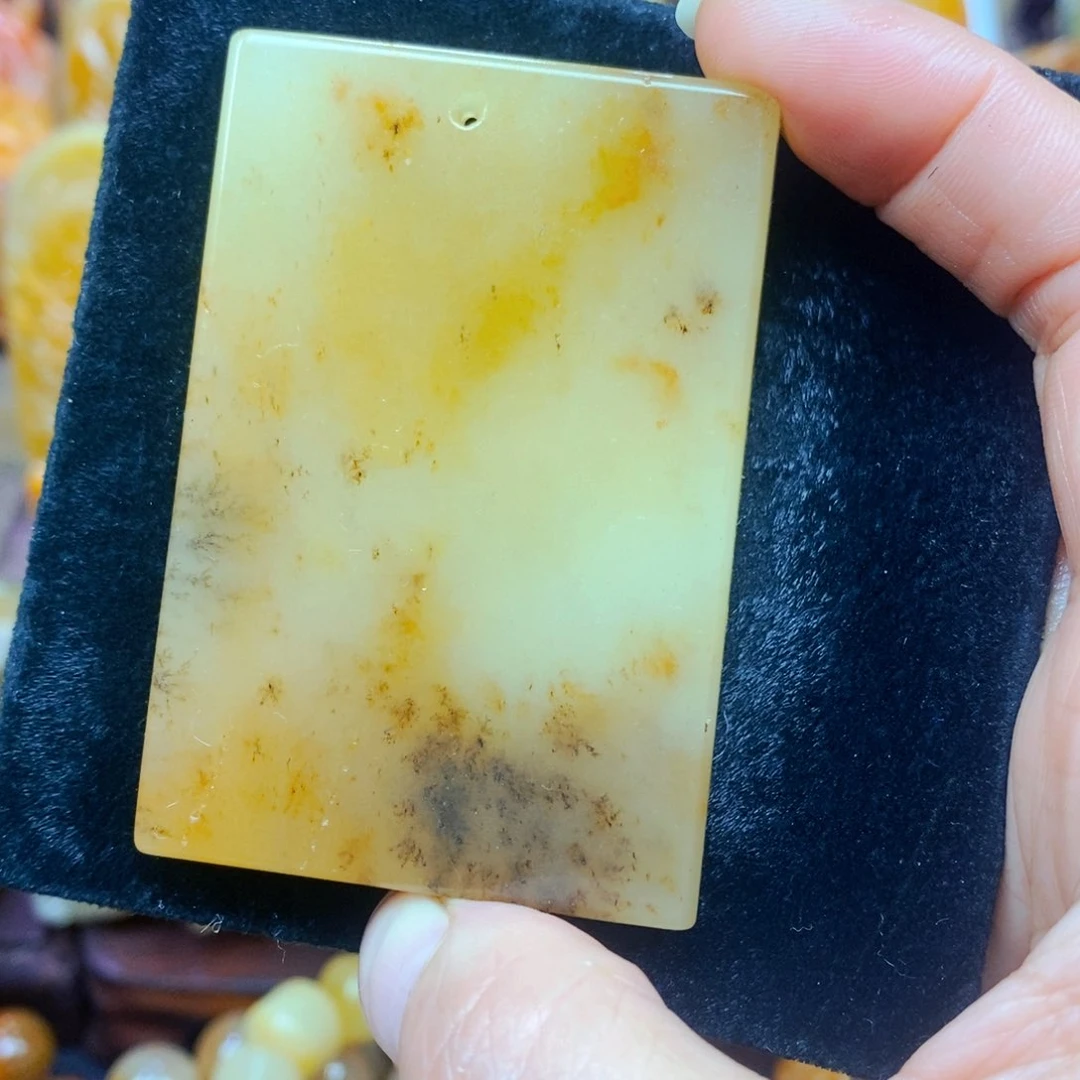 未镶嵌石英质玉（黄龙玉）颈饰