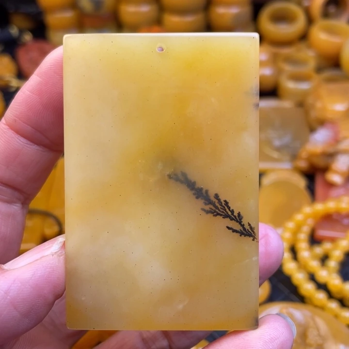 未镶嵌石英质玉（黄龙玉）颈饰