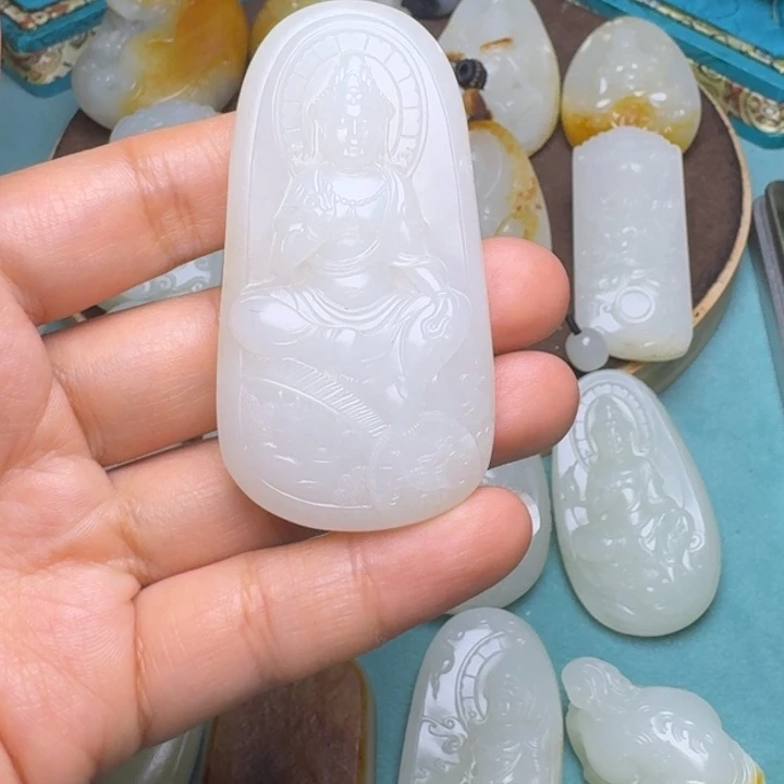 颈饰未镶嵌和田玉轮*