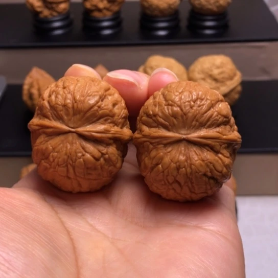 文玩核桃把件金蟒蛇皮球19