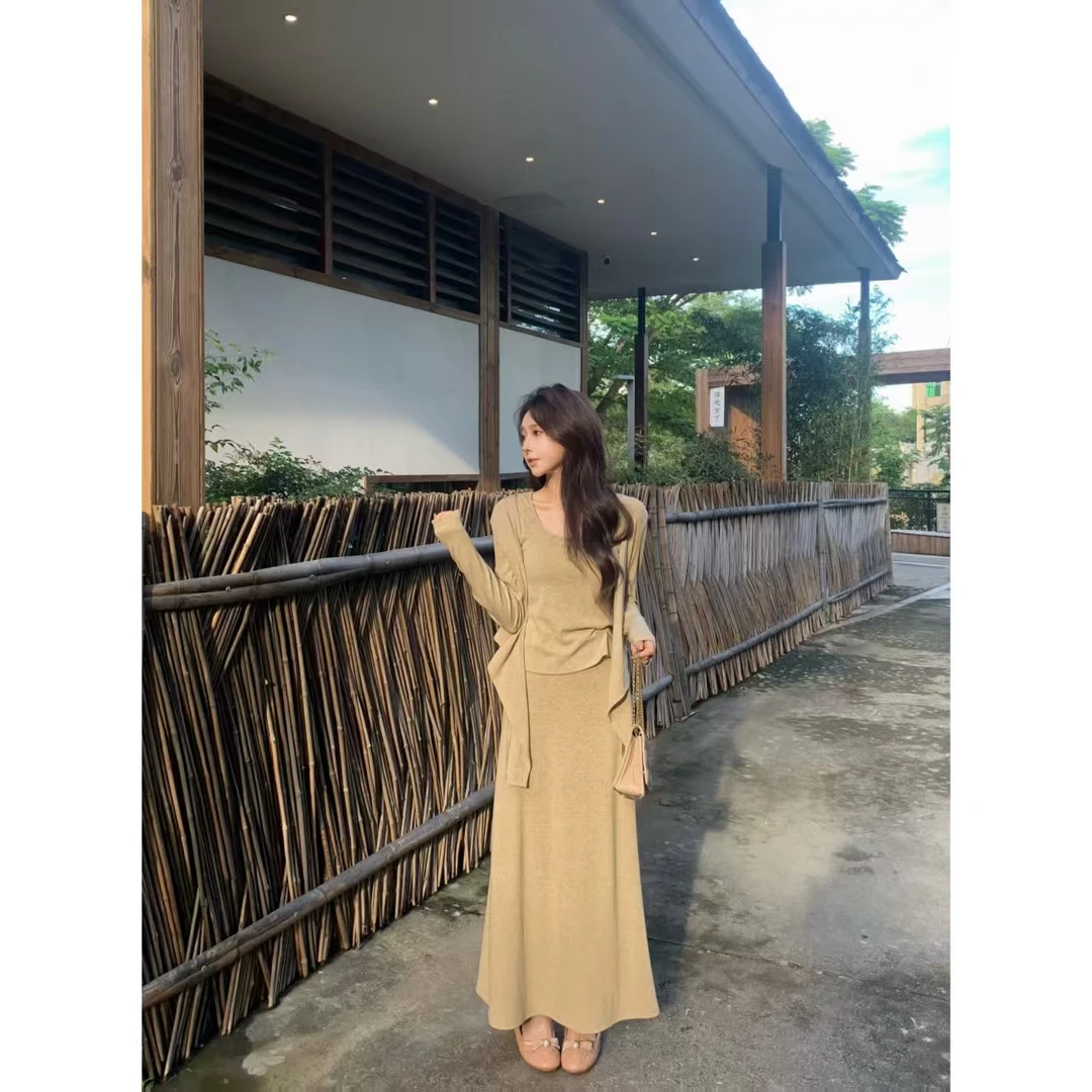 【运补5米】2025年秋季老钱风温柔显白显瘦气质背心 + 半身裙三件套