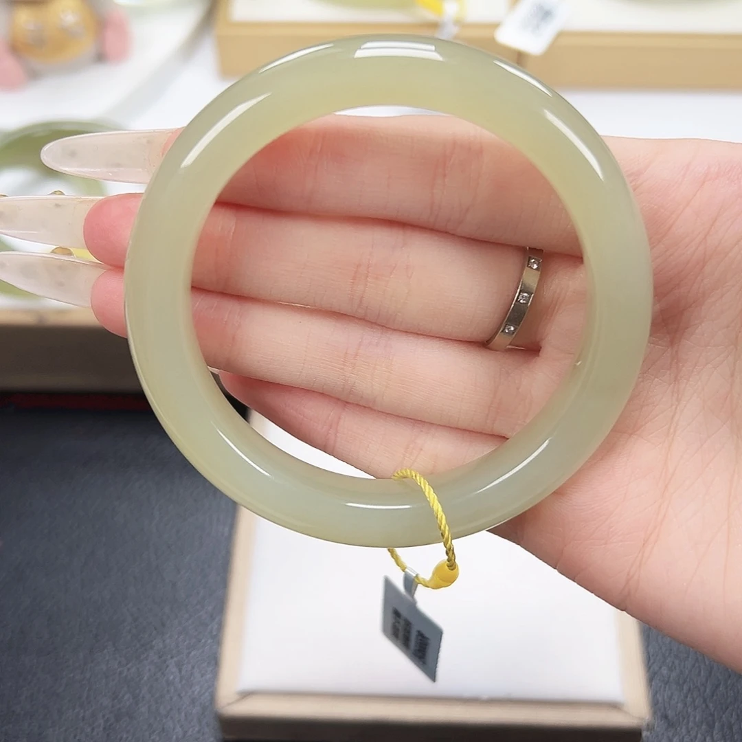 和田玉未镶嵌手镯