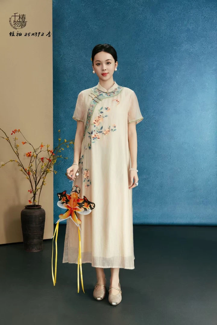千椿物禧原创2025中式国风夏季牡丹花刺绣高端大气立领短袖连衣裙