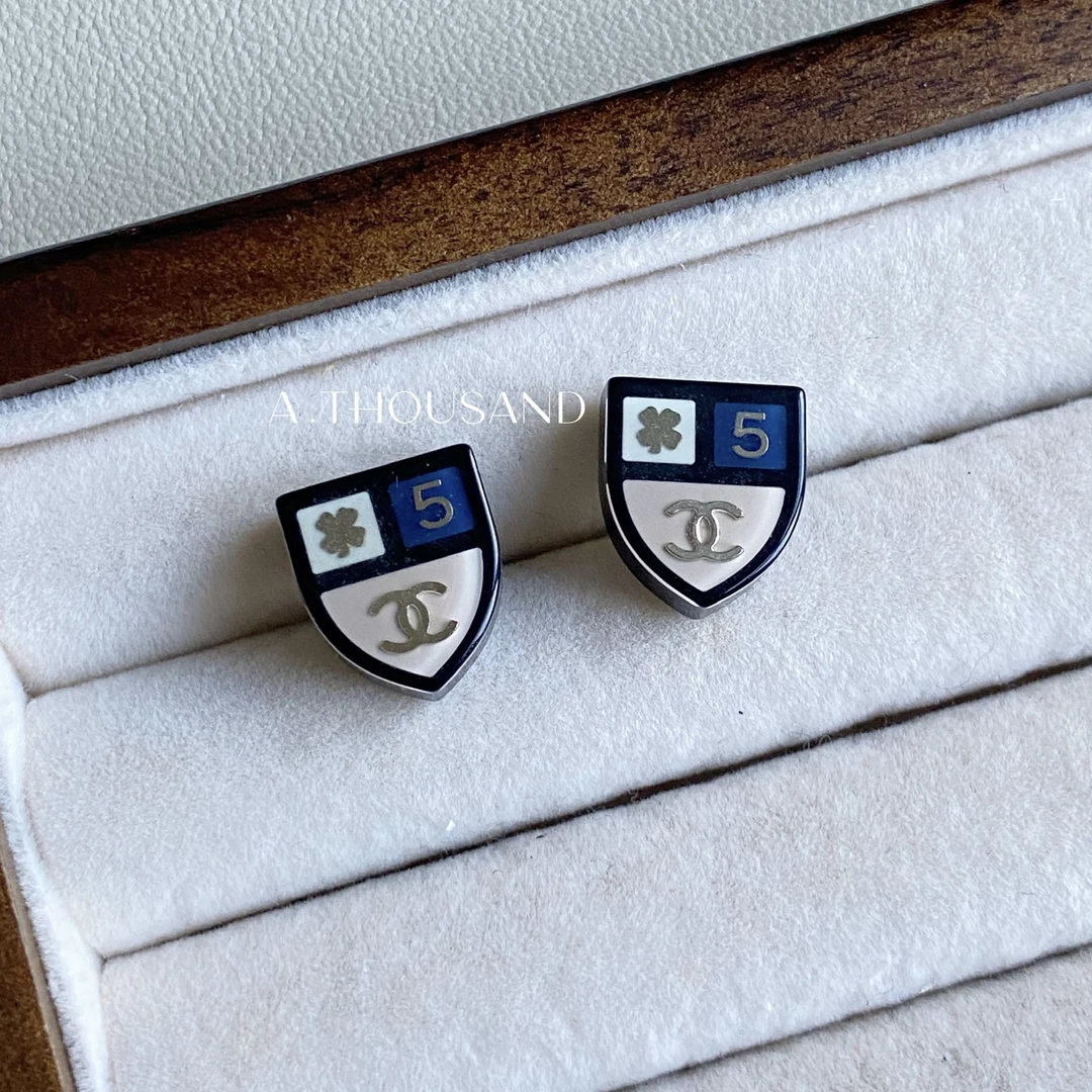 95新 Chanel/香奈儿 15B拼色盾牌亚克力耳环-19880309