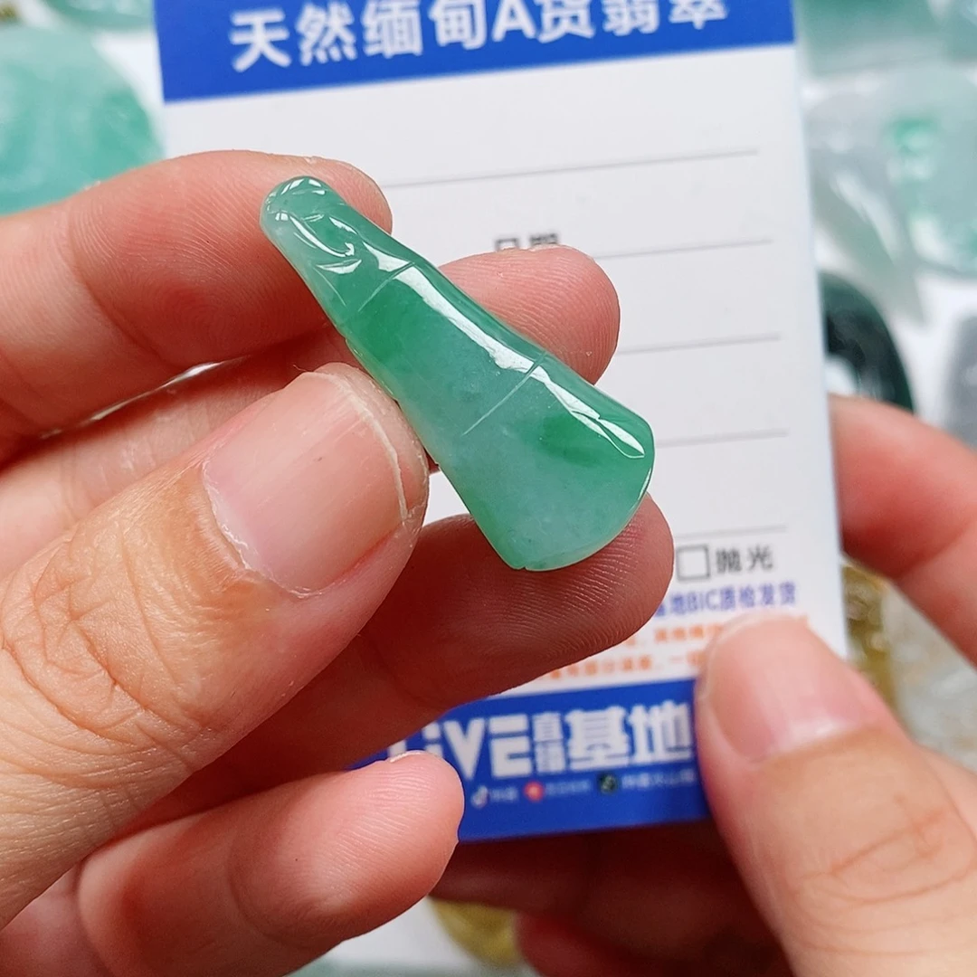 翡翠未镶嵌颈饰竹节