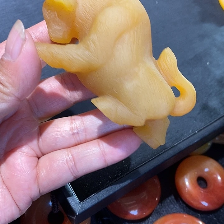 石英质玉（黄龙玉）未镶嵌颈饰