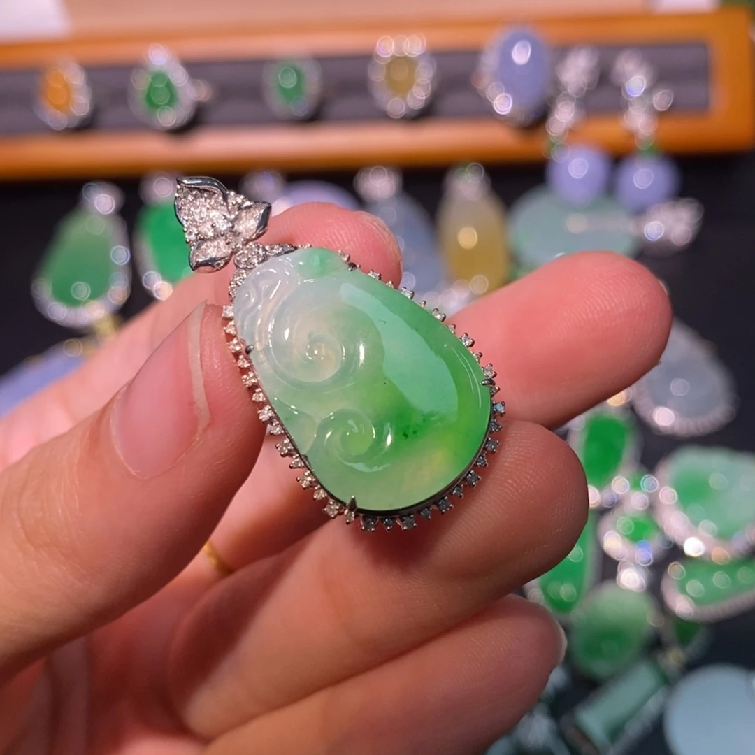 翡翠18K金镶嵌颈饰