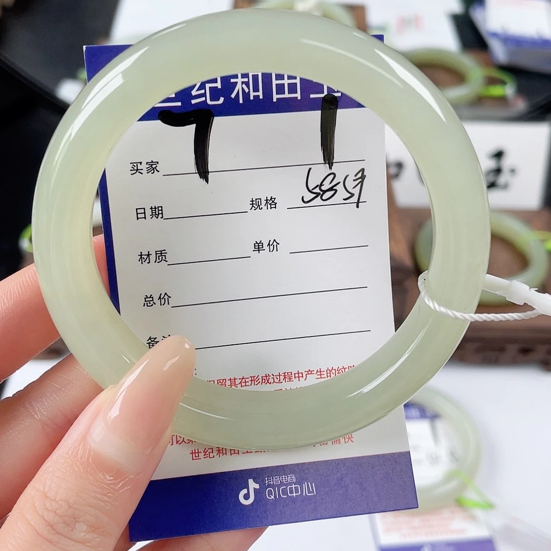 和田玉手镯未镶嵌