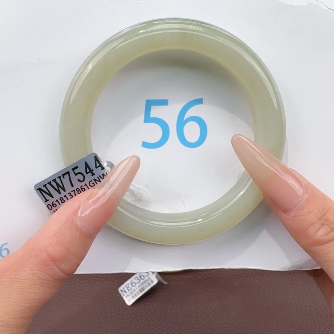 C****和田玉未镶嵌手镯