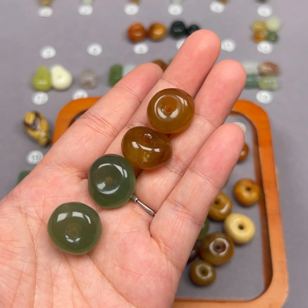 未镶嵌蛇纹石玉颈饰万**法