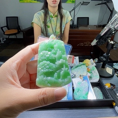 翡翠未镶嵌颈饰一个