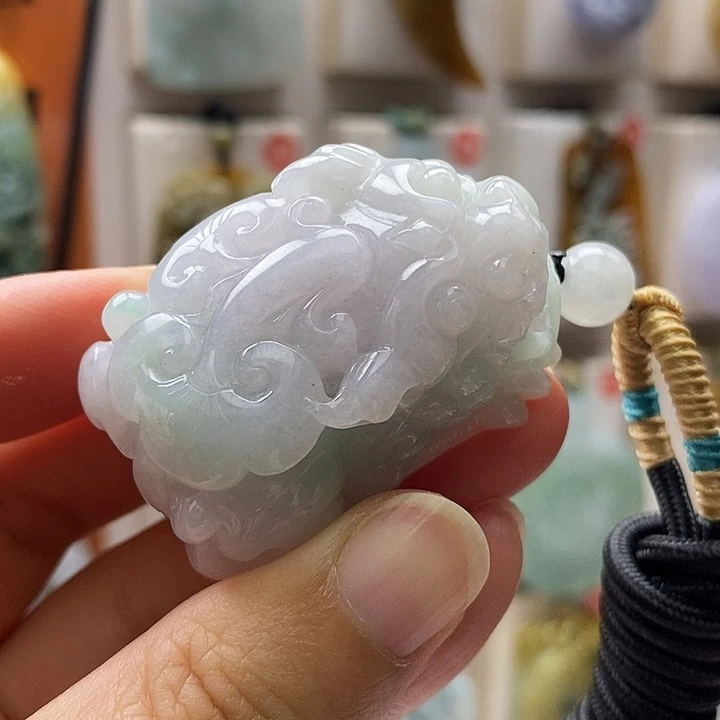 翡翠未镶嵌颈饰口含珠