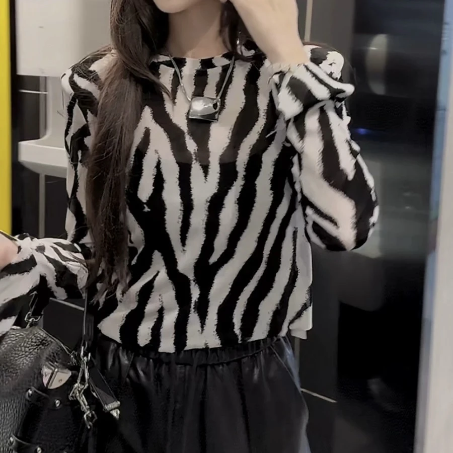 网红炸街设计简约女2025秋季新款撞色圆领长袖斑马纹显瘦百搭衬衫