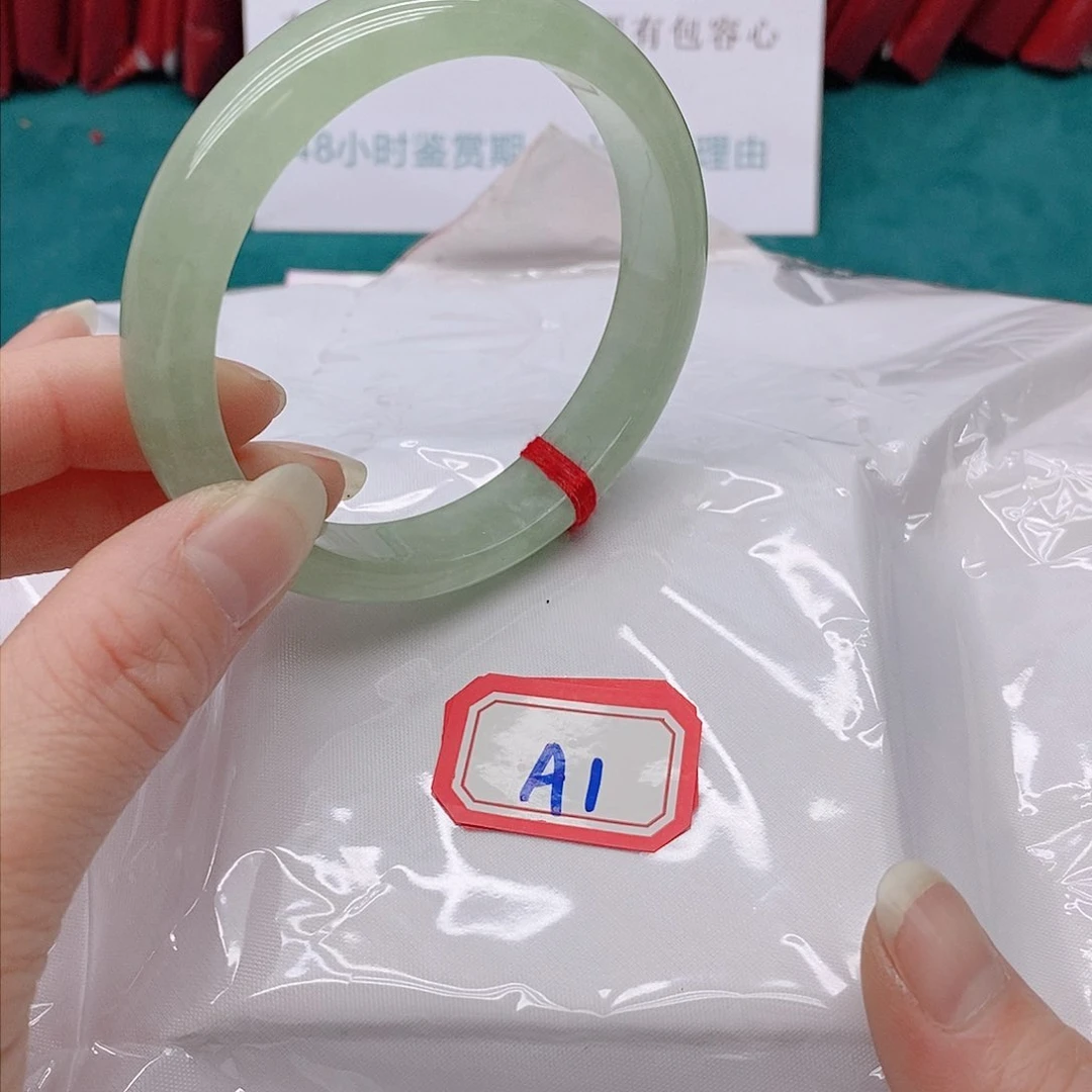 翡翠手镯未镶嵌?*江A11111111111