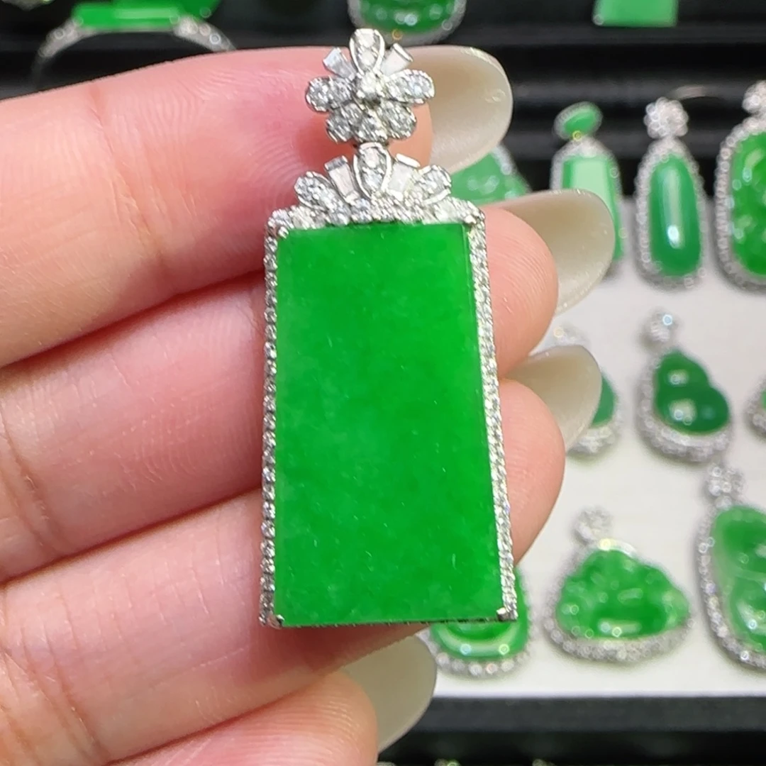 翡翠18K金镶嵌颈饰吊坠