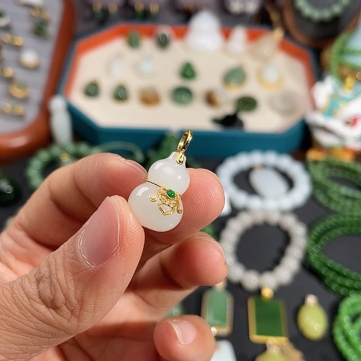 和田玉18K金镶嵌颈饰