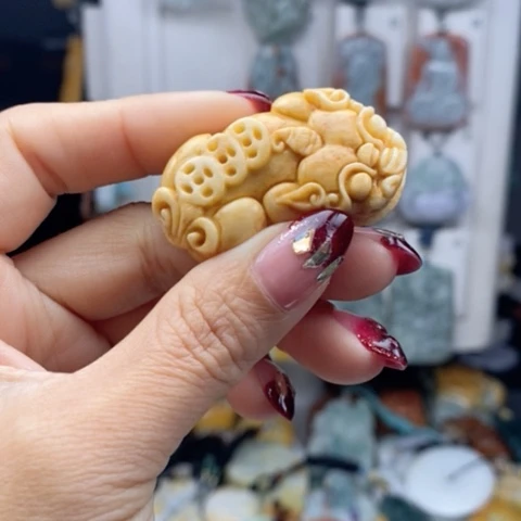 翡翠颈饰未镶嵌翡翠