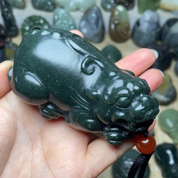 和田玉未镶嵌颈饰有棉点