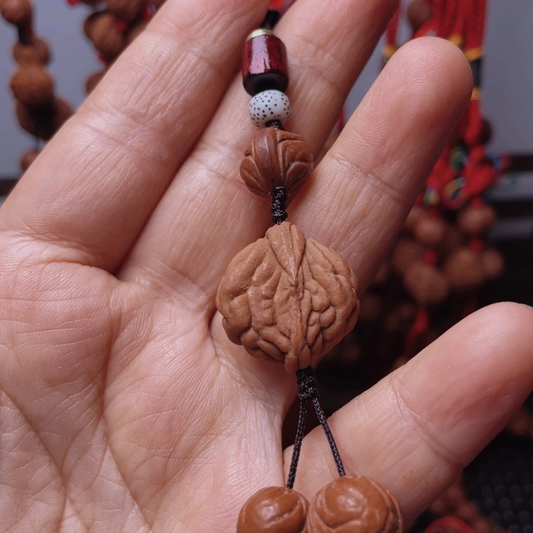 木质类龙纹桃枭挂件