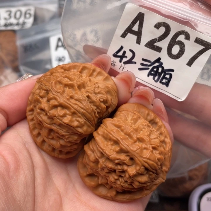 42三角白文玩核桃