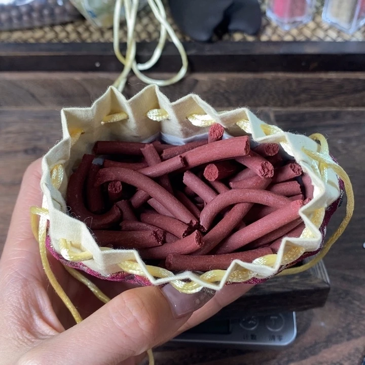 泥塑红麝香碎料香包约50克