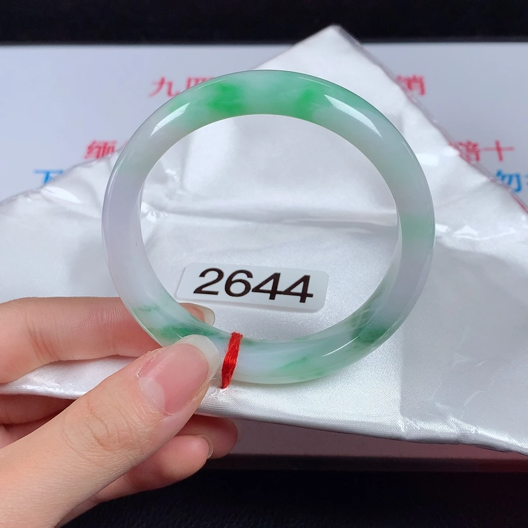 翡翠手镯未镶嵌56。