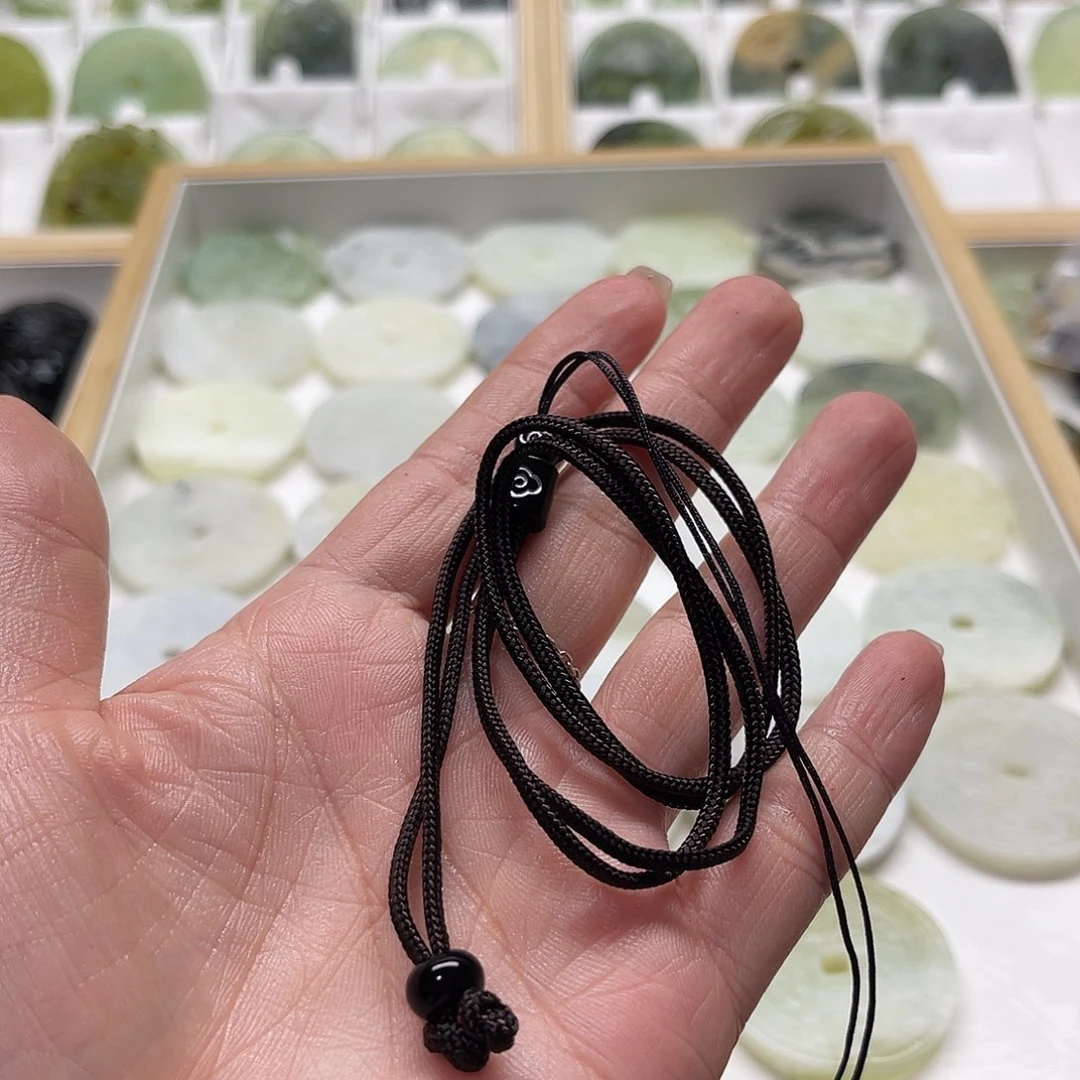 祖***儿蛇纹石玉未镶嵌颈饰