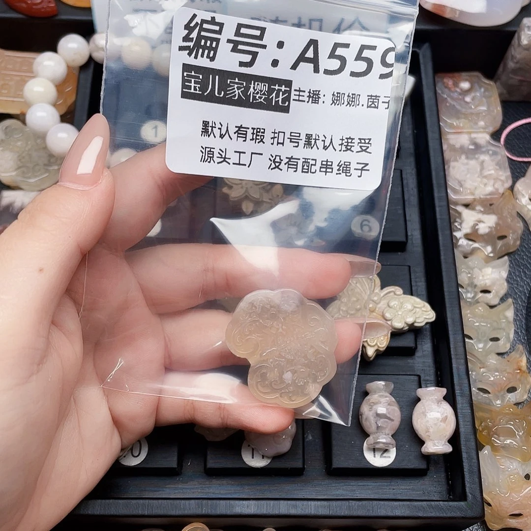 玛瑙/玉髓颈饰银S925镀金镶嵌是**呀