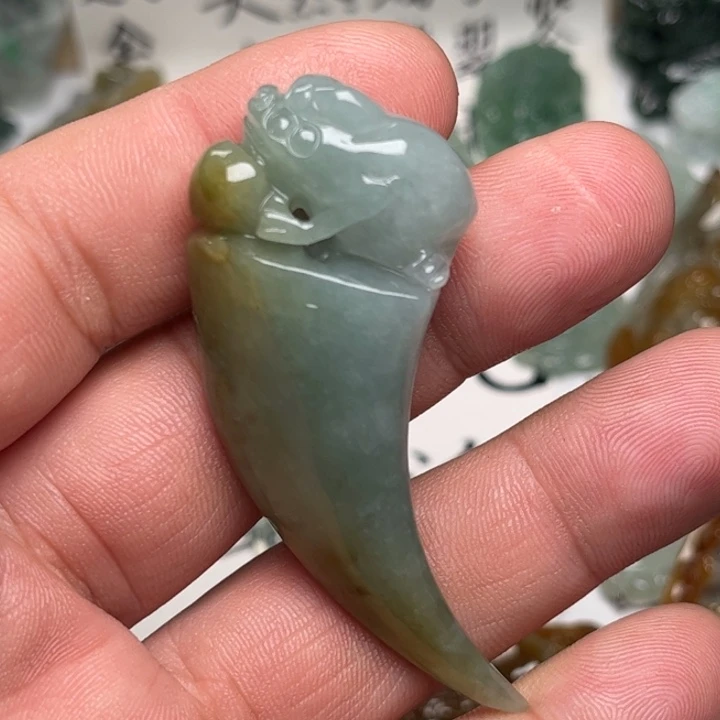 翡翠未镶嵌颈饰龙牙