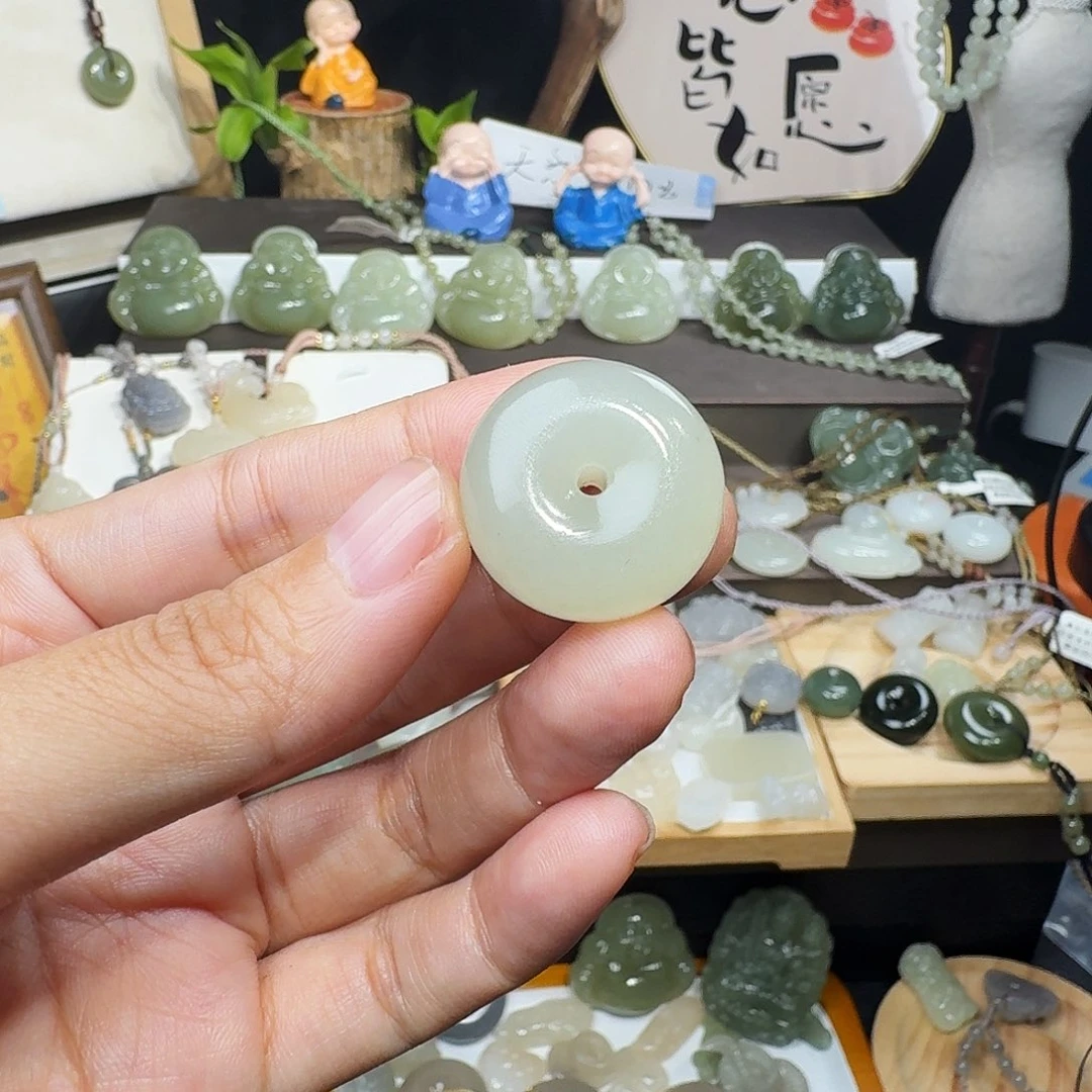 娜***方和田玉未镶嵌颈饰