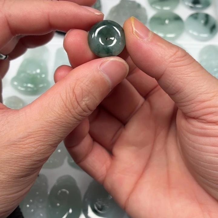 翡翠未镶嵌颈饰平安扣